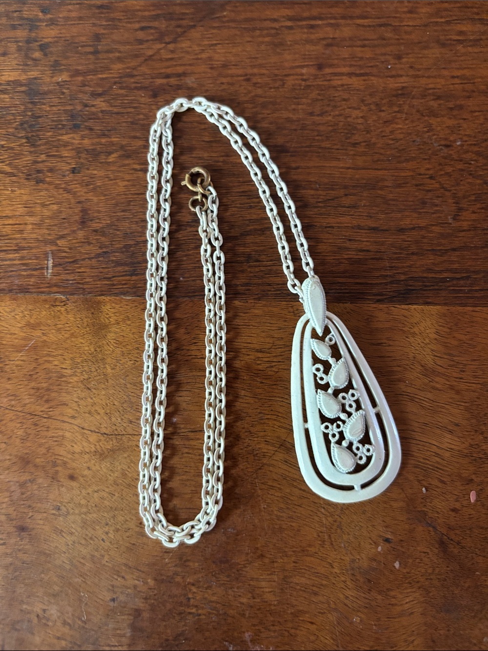 Stylish White Pendant Necklace with Chain Kramer style